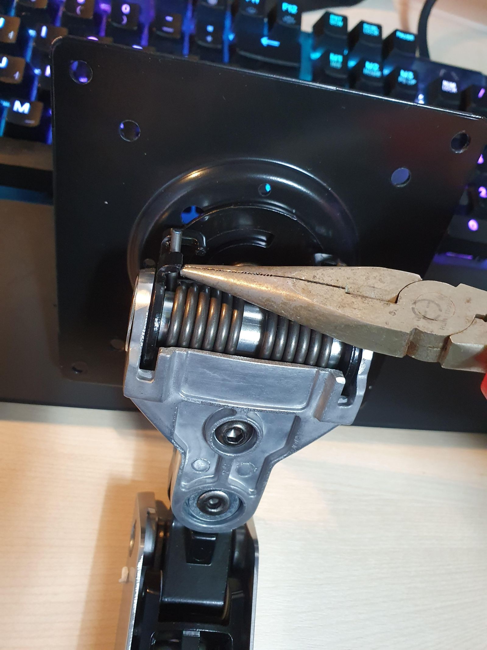 어고트론 LX 모니터암 틸트 내림각 개조 성공 - 컴퓨터 / 하드웨어 - 기글하드웨어