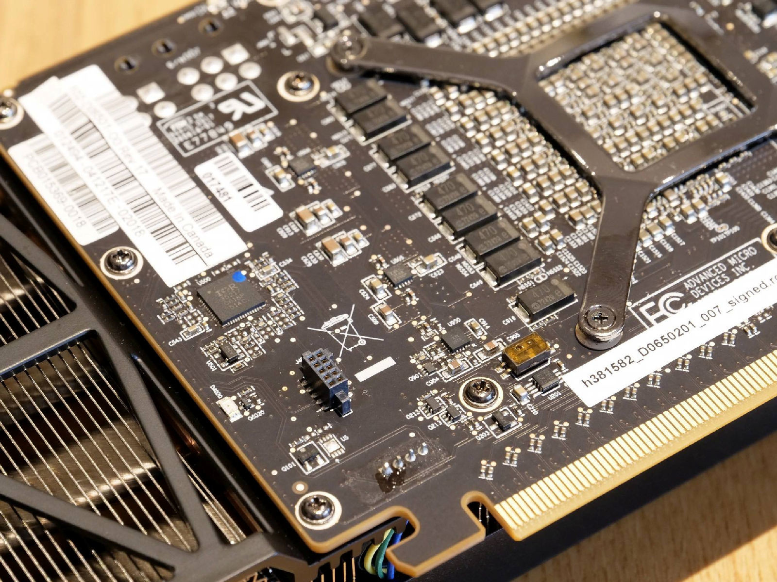 라데온 RX 베가 56 트리플 팬 그래픽카드 프토토타입 - 컴퓨터 / 하드웨어 - 기글하드웨어