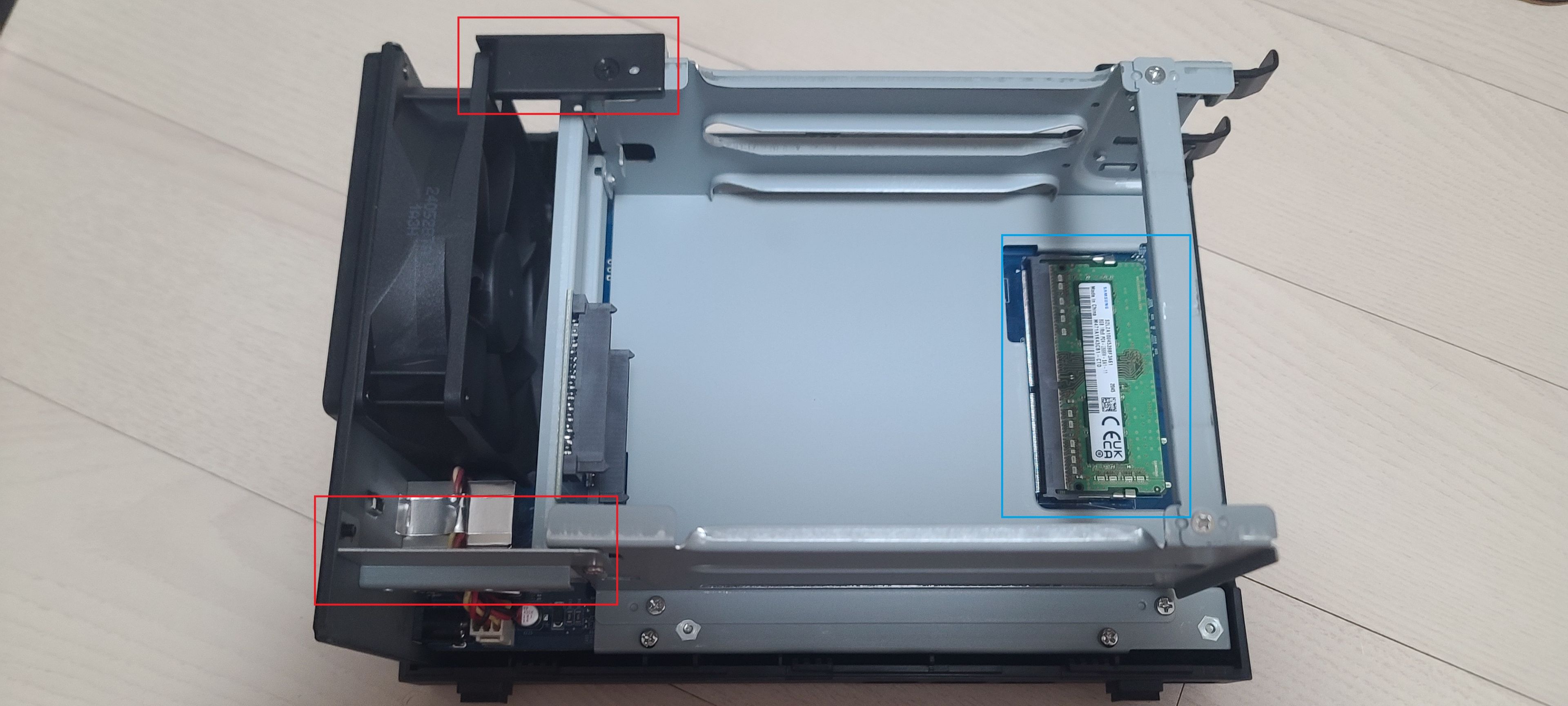 시놀로지 DS224+ 팬 교체 - 컴퓨터 / 하드웨어 - 기글하드웨어