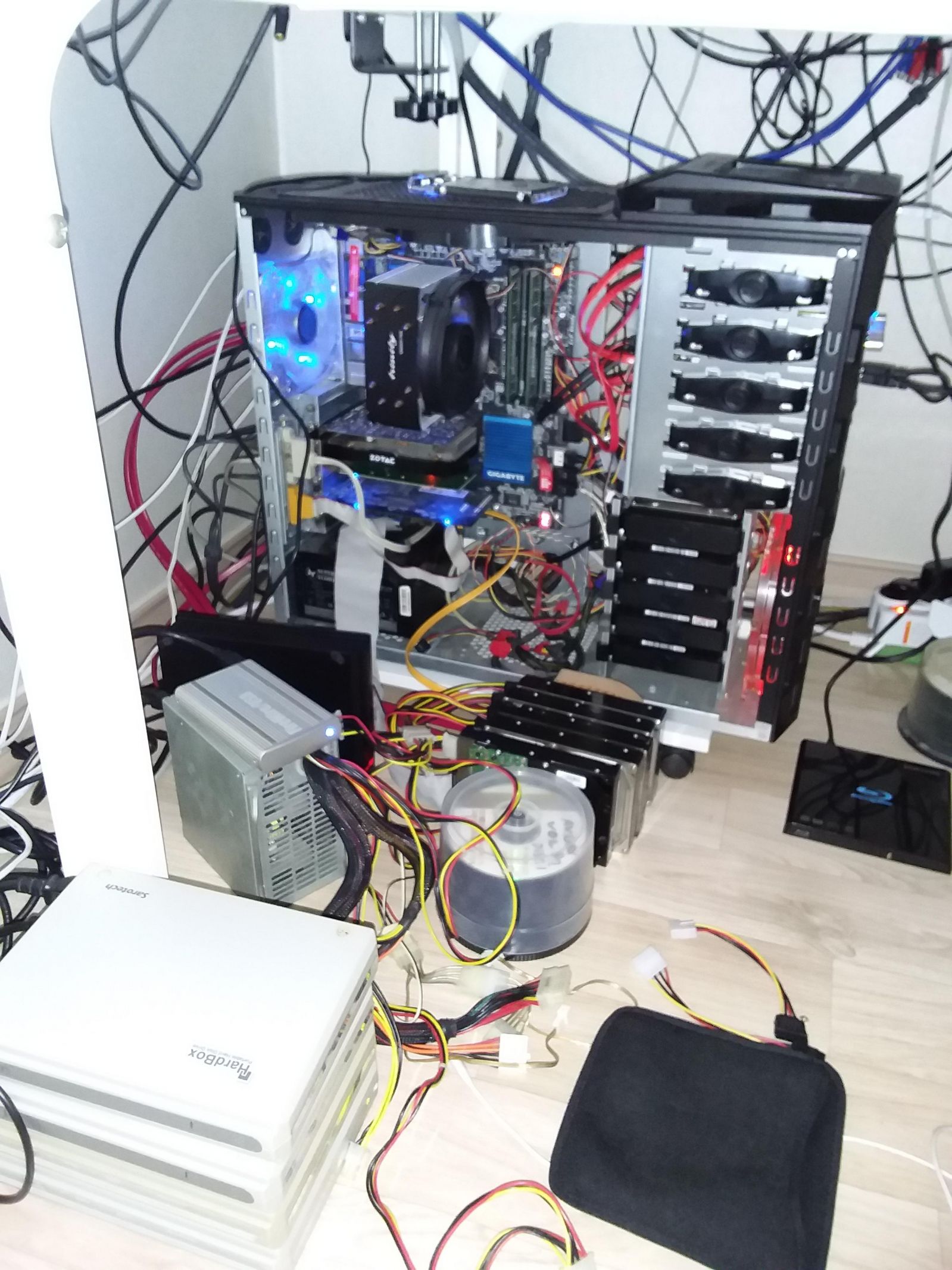 일반 PC가 인식할수 있는 최대 하드디스크 갯수가 어떻게 될까요. - 컴퓨터 / 하드웨어 - 기글하드웨어