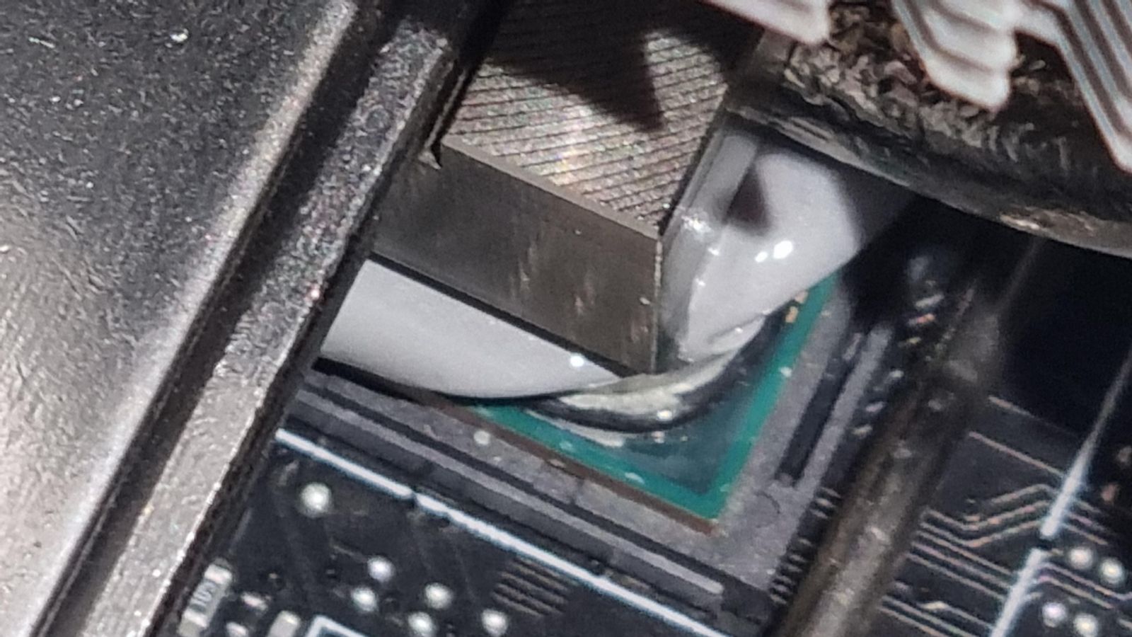 써멀구리스 너무 많이 바른거 같은데 괜찮을까요? - 컴퓨터 / 하드웨어 - 기글하드웨어