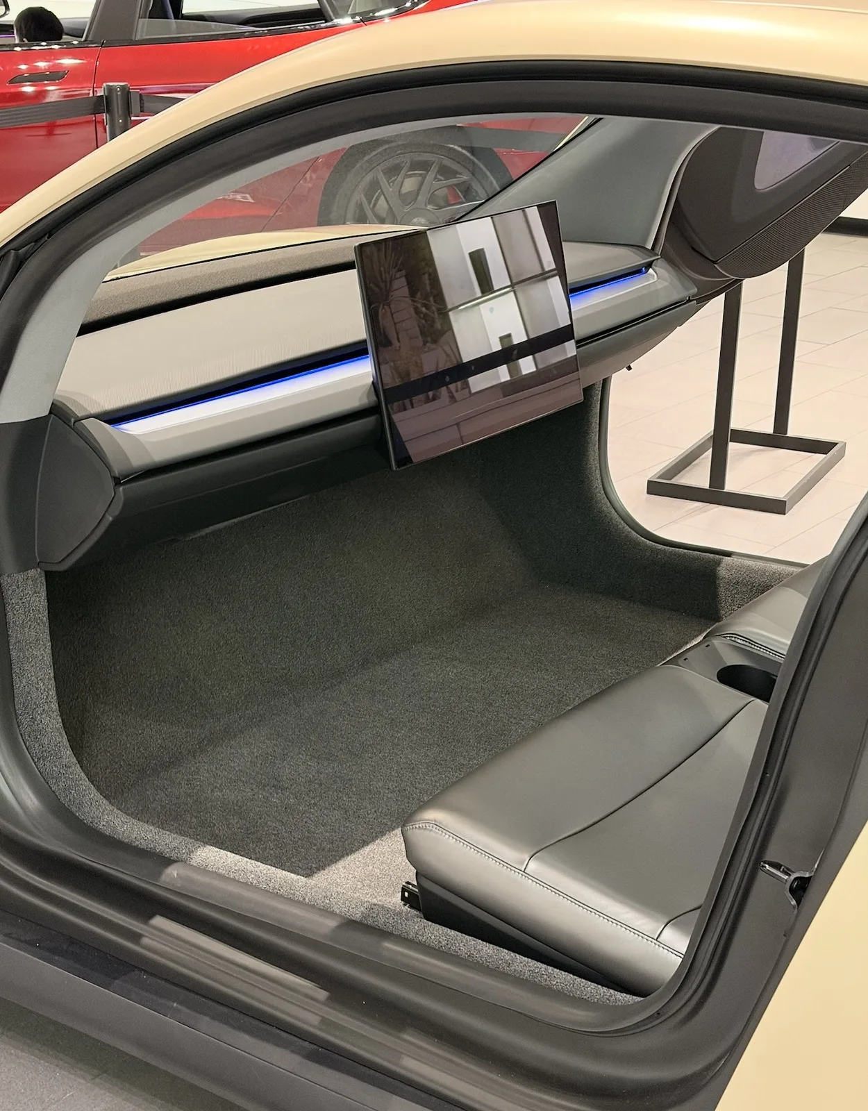 테슬라의 자율주행 사이버캡 사진 유출 - 가전 / 가젯 / 테크 - 기글하드웨어