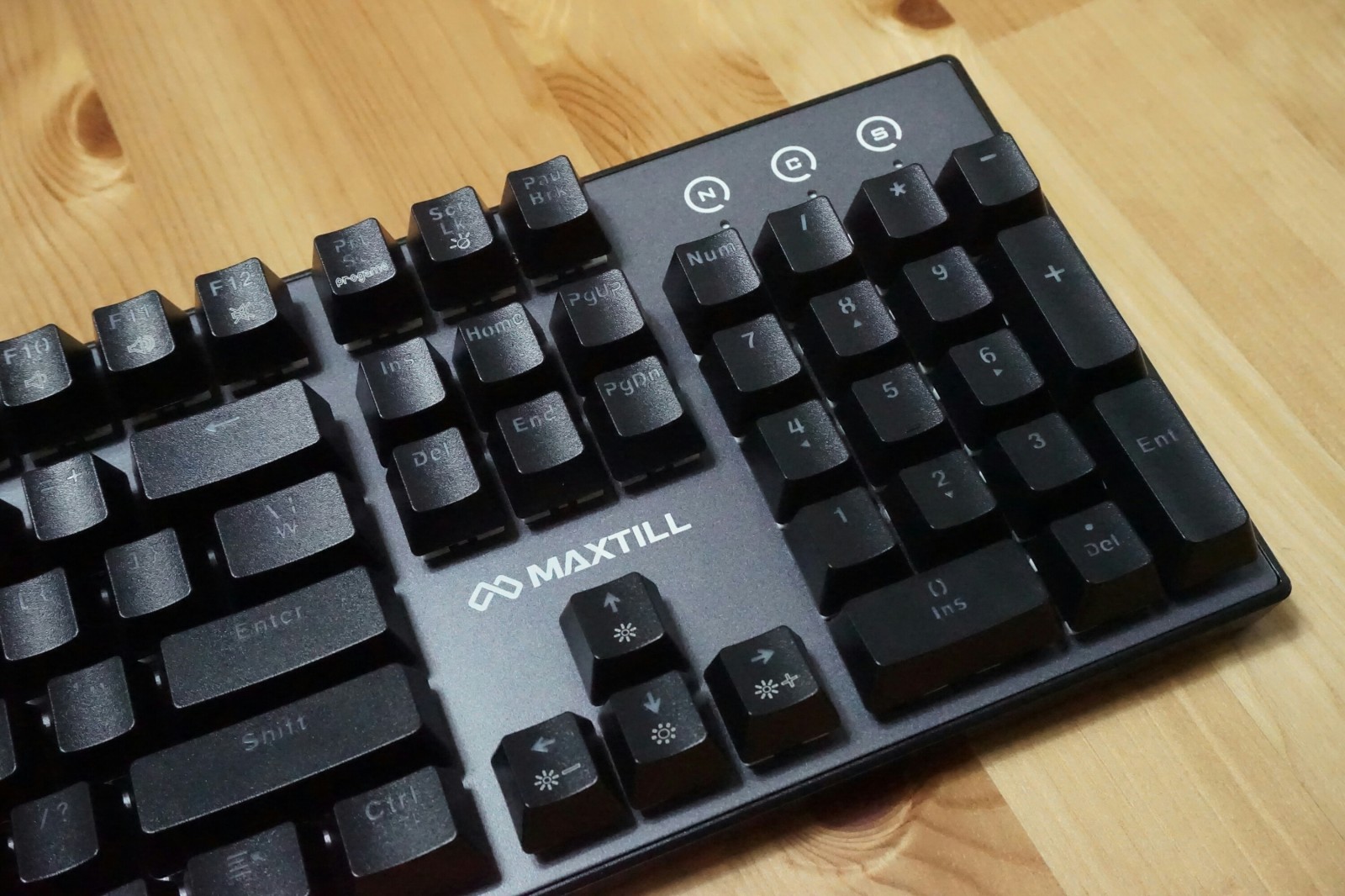 화려한 LED의 가성비 기계식 키보드 MAXTILL TRON G610K FALCON (청축) - 홍보 / 필테 - 기글하드웨어