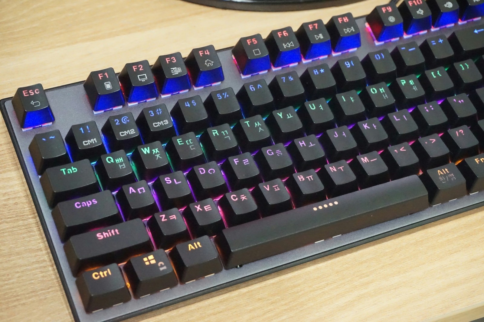 화려한 LED의 가성비 기계식 키보드 MAXTILL TRON G610K FALCON (청축) - 홍보 / 필테 - 기글하드웨어